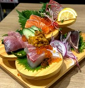  5种刺身拼盘，配以海胆和鲑鱼子（2人份） 