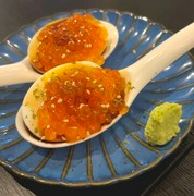  鲑鱼子配溏心蛋、海胆配溏心蛋 