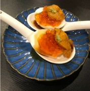  海胆鲑鱼子配溏心蛋 