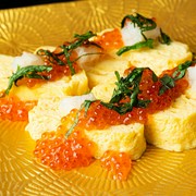 Trứng cá hồi và cuộn dashi bào