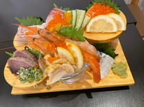  7种刺身拼盘，配以海胆和鲑鱼子（2人份） 