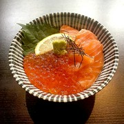  鲑鱼和鲑鱼籽盖饭 