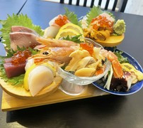  Assorted 9 kinds of sashimi topped with sea urchin and salmon roe (serves 2) 