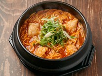 HORMONE RAMEN8910　赤坂店_美味辛辣。經典之一「內臟拉麵 紅」