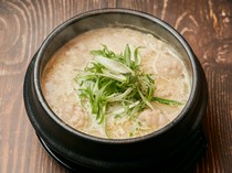 HORMONE RAMEN8910　赤坂店_濃郁美味。經典之ㄧ「內臟拉麵 白」