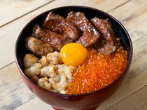 Kinsaiya Hakata Eki Chikagai Branch_"A5 Wagyu Beef Steak & Domestic Beef Intestine and Salmon Roe Special Rice Bowl" where you can enjoy A5 Wagyu beef and fresh salmon roe all at once.