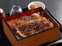  选用稀有的青手鳗经炭火炙烤，淋上秘传酱汁享用的“鳗鱼盖饭” 