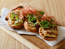 Dining & Music BAR ONSTAGE_Richly flavored "Exquisite Western-style Negitoro Garlic Toast for Adults"