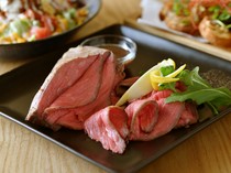 Dining & Music BAR ONSTAGE_Moist and tender "Low-temperature aged roast beef with red wine garlic sauce"