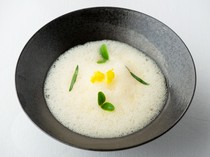 Le jardin fukui_Six-row Barley and Squid Warm Salad, Sea Urchin Foam - A dish full of Fukui. 