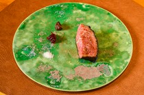 Pes._A rare wood-fired steak cooked using a "primitive fire" method, even in Japan