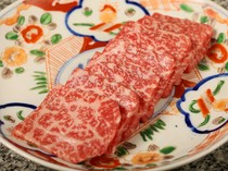 北海道焼肉 KANEUSHI_入座后立即下单！性价比极佳的「Kaneushi Kalbi」