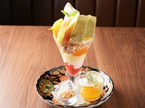 Seasonal fruits and soft serve can be freely arranged with sauces and nuts in the "Seasonal Fruit Parfait (Mixed)"