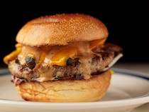 J.S. BURGERS CAFE Kobe Harborland umie Branch_"Grilled Mushroom Cheese Burger" with the delicious flavor of mushrooms and the aroma of garlic
