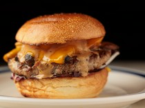 J.S. BURGERS CAFE Kobe Harborland umie Branch_Grilled Mushroom Cheese Burger - The flavor of mushrooms and the aroma of garlic are exquisite.