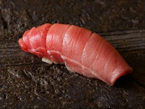  幸福源自每一次的坚持。采用时令食材和美味米饭制作的“握寿司” 