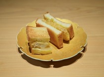 "Bánh mì kẹp cá bơn"