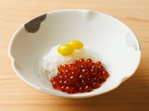 Cơm Hinohikari nấu với nước tương và trứng cá hồi sống