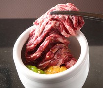 雌牛专门店 板前烧肉一牛 难波东心斋桥店_专用酱汁令人食欲大开！香甜可口、备受欢迎的“小罐大块横膈膜”