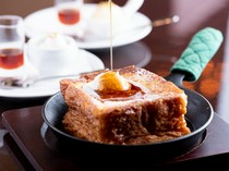 CAFE AUX BACCHANALES_The popular menu item "French Toast "Royale"" goes great with coffee!