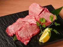 Kurogewagyu Yakiniku Yamaki_Popular menu item. Thickly cut, juicy and tender, our proud specialty, "Specialty raw salted tongue and extra thick tongue"