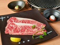 Kurogewagyu Yakiniku Yamaki_The sweet taste and texture that melts in your mouth. "Specialty Sendai Beef Special Loin Yaki-Shabu" can be enjoyed with three types of sauce.