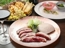 Kitashinchi Muku_The rich flavor of Kawachi duck brings out the depth of the broth in the "Tsumura Main Store Kawachi Duck Hot Pot Course."