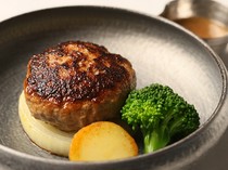  고기의 존재감과 섬세한 맛이 절묘하게
조화를 이루는 '특제 햄버그(100g)' 