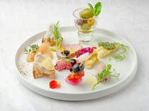 "Amuse-bouche (6 types/9 types)" combines fresh vegetables with duck loin