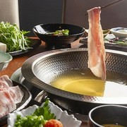  精选精瘦却鲜嫩的神户牛肉。“特选神户牛肉涮涮锅”让您尽享牛肉的浓郁风味。 
