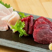  Assortment of two types of horse sashimi 