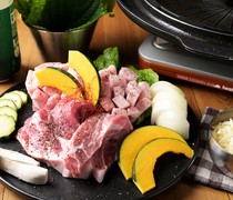  品嚐國產豬肉的美味，享用搭配新鮮蔬菜的烤五花肉。 