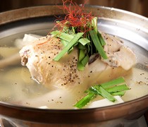  慢燉嫩滑的整隻雞！佐以自製醬油和醋，製成我們的“辣炒雞排”（2-3人份）。 
