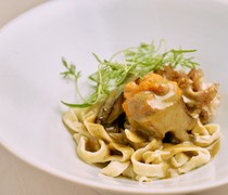 RistoranteTSUMU_손님이 보는 앞에서 완성하는 셰프의 혼신의 힘을 다한 스페셜티 '구지하마 전복'