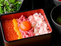  Noto Beef Premium Meat and Seafood Tamatebako - Fresh seafood and the exquisite fat of Premium Noto Beef are a perfect match. 