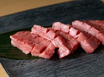  目标是打造独一无二的牛舌。[榉树]以其特制的厚切牛舌而自豪。 