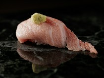 MINAMI sushi OSAKA_入口即化的至臻美味！沉浸于金枪鱼脂香的“金枪鱼腹手握寿司”