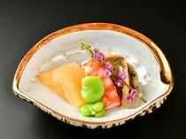 Sushi Murohashi_Sakizuke appetizer - An aromatic appetizer with seasonal bounty starts off the meal.