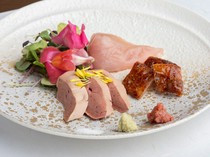 Một bữa ăn đầy đủ gồm bảy xiên yakitori được làm từ thịt gà địa phương được lựa chọn kỹ lưỡng, sashimi và mọi thứ từ món khai vị đến món tráng miệng.