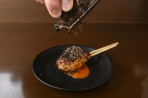  A full course meal featuring eight skewers of carefully selected local chicken, sashimi, and everything from appetizers to dessert. 