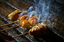  엄선된 토종닭을 사용한 오마카세꼬치가 8개로 만들어진 것 외에 전채에서 디저트까지 즐길 수 있는 '풀 코스' 