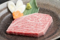 Yakiniku Kobe Gyumaru_The shop's recommended dish is the specially selected Wagyu sirloin steak.
