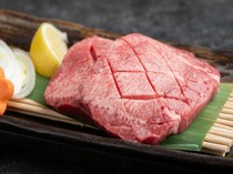  Thick-cut salted beef tongue, loved by people of all ages. 