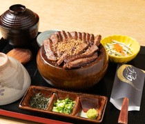  在我們的“和牛三吃”菜餚中享用三分熟的山形牛沙朗。 