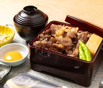  「和牛壽喜燒便當」 - 以壽喜燒風格烹調的山形牛腰肉。 