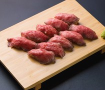  品嚐入口即化的半熟口感『和牛肉壽司』 