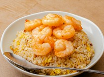  弹嫩饱满的大粒虾仁铺满饭面的“鲜虾炒饭” 