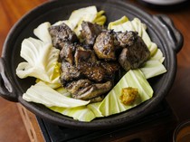  숯불에 구워 감칠맛을 가득 담은 향기로운 ‘하카타 토종닭 숯불구이’ 
