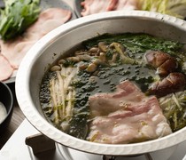  「招牌牛舌涮涮鍋套餐」的特色是將切成薄片的熟成牛舌與磨碎的山藥蘸醬一起食用。 