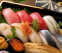  以紅醋飯和時令食材打造的鮮豔色澤！ 「時令色彩與正宗壽司套餐」僅限吧台座位供應。 